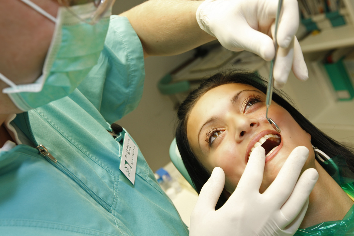 Zahnarztpraxis Ungarn, Zahnklinik, Zahnimplantate, Zahnbehandlung
